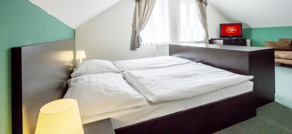 Žiar nad Hronom Garni Hotel Fellini מראה חיצוני תמונה