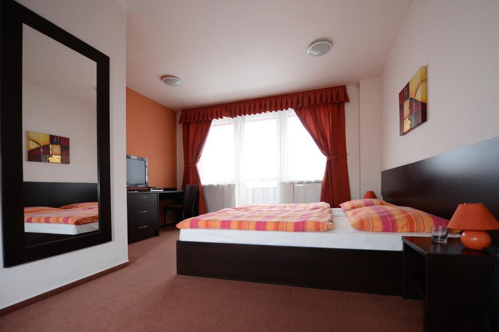Žiar nad Hronom Garni Hotel Fellini חדר תמונה
